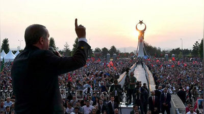 '"Vatan uchun tanklar ostiga yotgan xalq, 251 nafar shahid". 15 iyul — Turkiyada Demokratiya va milliy birlik kuni'ning rasmi