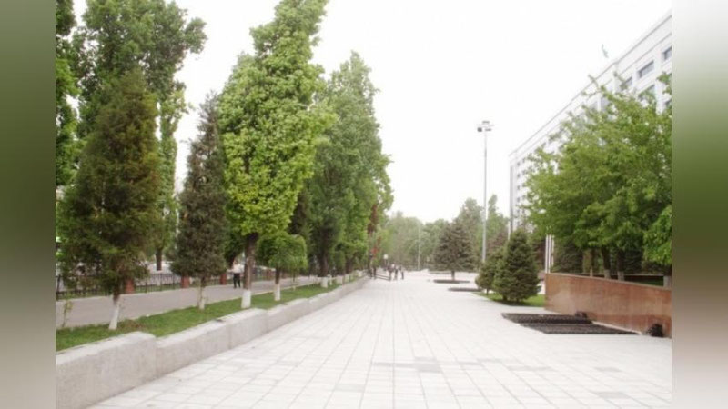 Изрображение 'МИНОБОРОНЫ ДЕМОНТИРУЕТ ОГРАЖДЕНИЯ ВОКРУГ СВОИХ ЗДАНИЙ'