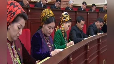 'Turkmanistonda o`qituvchilar bir xil rangli ruchkadan foydalanishi shart. U qanday rang ekan?'ning rasmi