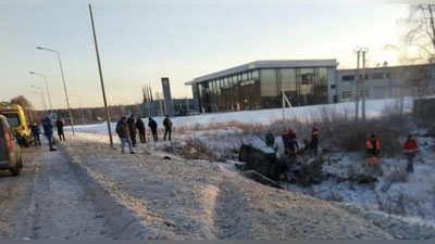 Изрображение 'В Екатеринбурге в ДТП попал автомобиль с узбекистанцами: 2 погибли, 5 пострадали'