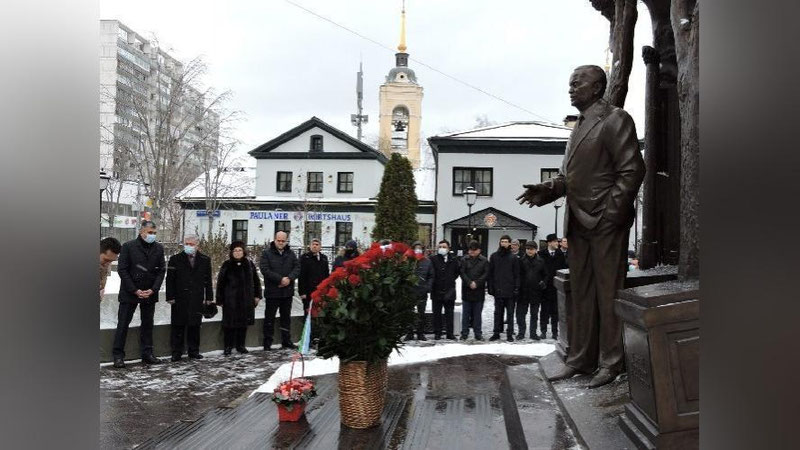Изрображение 'В Москве возложили цветы к памятнику Исламу Каримову'