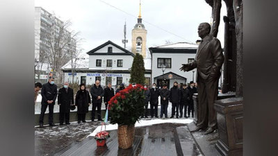 Изрображение 'В Москве возложили цветы к памятнику Исламу Каримову'