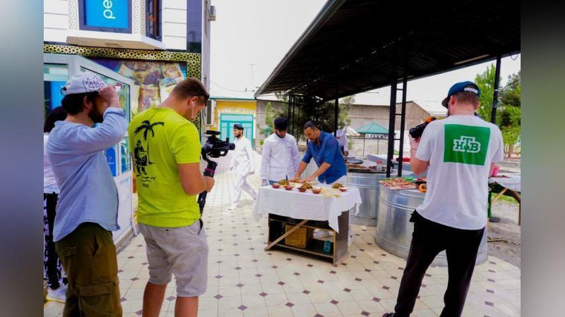 Изрображение 'Съемочная группа телепроекта НТВ «Поедем, поедим!» снова в Узбекистане (фото)'