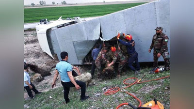 Изрображение 'Под Джизаком опрокинулся грузовик, перевозящий овец: часть животных погибла'