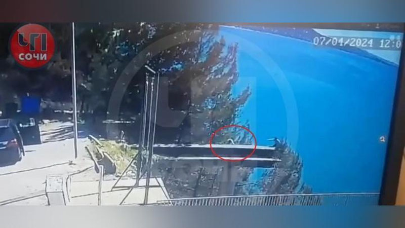 Изрображение 'Момент падения туристки с высоты 50 метров в Абхазии попал на видео'
