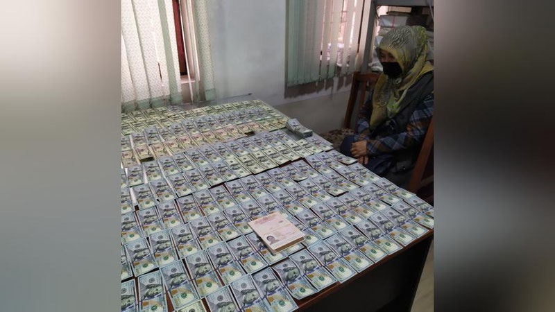 'Андижонда хорижга чиқиб кетаётган аёлнинг пайпоғи ва кийимининг ичидан 25 минг АҚШ доллар чиқди'ning rasmi