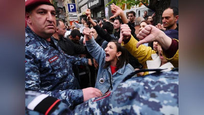 'Armanistonda Bosh Vazir iste`fosini talab qilib minglab odamlar ko`chaga chiqdi'ning rasmi