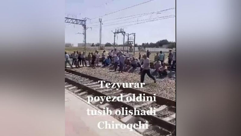 'Чироқчида ҳокимдан норози бир гуруҳ фуқаролар темир йўл атрофида йиғилди'ning rasmi