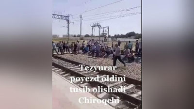 'Чироқчида ҳокимдан норози бир гуруҳ фуқаролар темир йўл атрофида йиғилди'ning rasmi