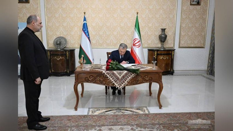 Изрображение 'Шавкат Мирзиёев посетил посольство Ирана в Ташкенте, чтобы выразить соболезнования'