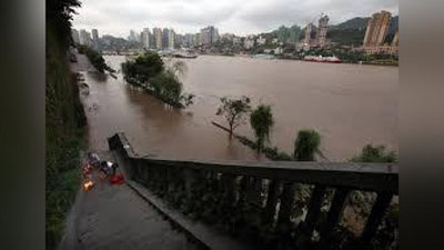 'Xitoyda suv toshqini oqibatida ko`prik quladi'ning rasmi