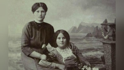 'Nega eski oq-qora fotosuratlarda tik turgan odam o`tirgan odamning elkasiga qo`lini qo`yib olgan?'ning rasmi