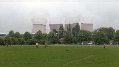 Изрображение 'В Англии во время футбольного матча взорвали башни ТЭЦ: впечатляющее видео'