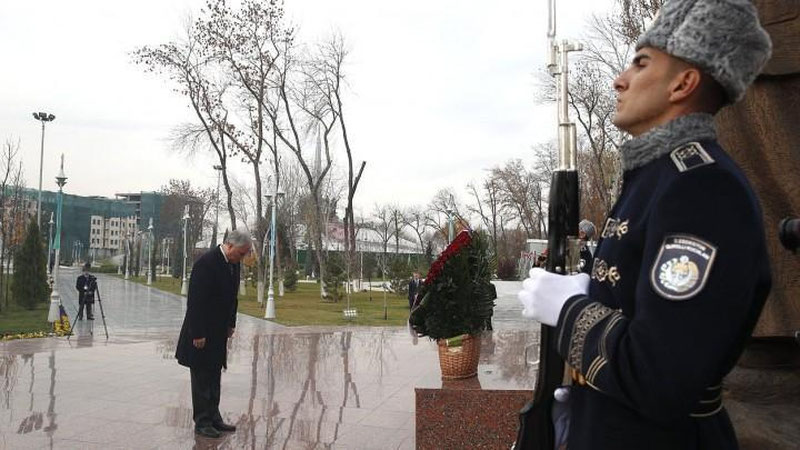 Изрображение 'Вячеслав Володин возложил цветы к монументу «Ода стойкости» в Ташкенте'