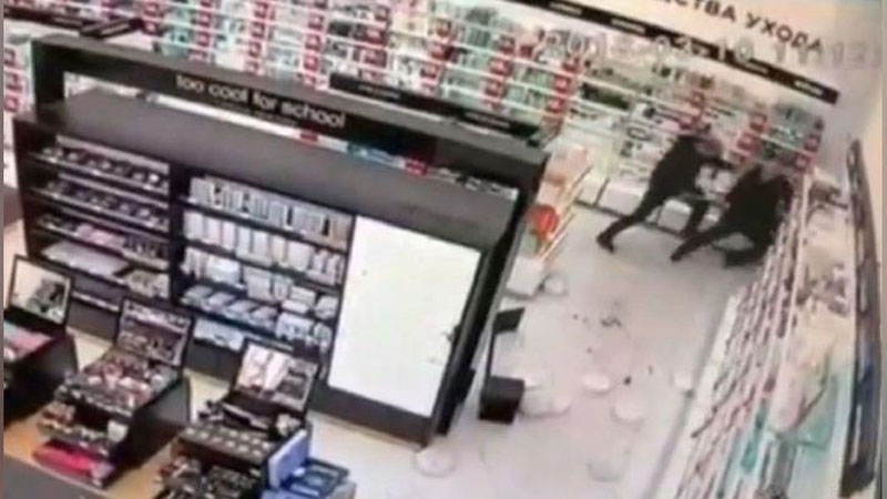 Изрображение 'УБИЙСТВО В ТОРГОВОМ ЦЕНТРЕ В СУРГУТЕ ПОПАЛО НА ВИДЕОКАМЕРЫ (18+)'