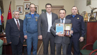 'Ўзбекистон фуқароси аёлни ёнғиндан қутқариб қолгани учун мукофот билан тақдирланди'ning rasmi