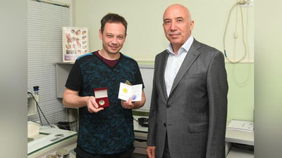 'Sog`liqni saqlash vaziri klinik o`lim holatidagi  bolani qutqargan shifokorni mukofotladi'ning rasmi