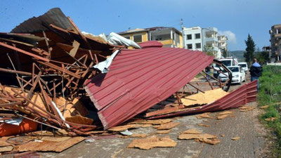 Изрображение 'В Турции ураганом снесло палаточный городок, в котором жили пострадавшие от землетрясения (видео)'