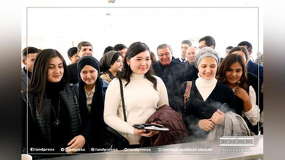 'Andijon viloyati hokimi Shuhrat Abdurahmonov talabar oshxonasida tushlik qilish uchun navbatga turdi va  ular bilan birga ovqatlandi (foto)'ning rasmi