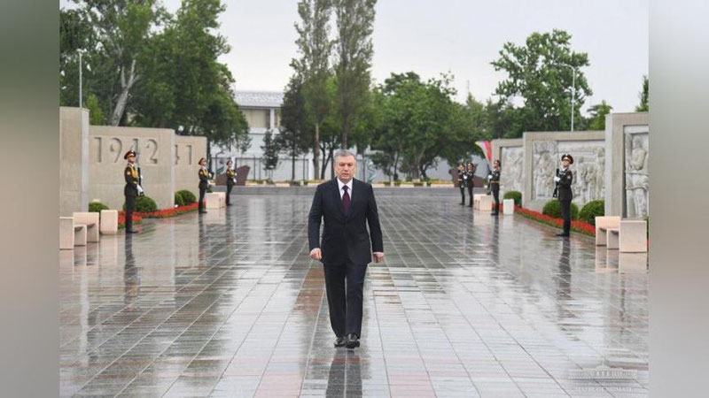 'Shavkat Mirziyoev «Matonat madhiyasi» yodgorlik majmuasiga gul qo`ydi'ning rasmi