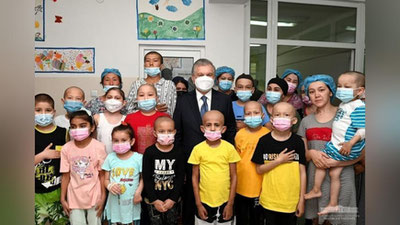 'Ko`ngillaringiz bo`linmasin. Bir o`zlaringiz emassizlar – Shavkat Mirziyoev  Respublika ixtisoslashtirilgan gematologiya ilmiy-amaliy tibbiyot markazida davolanayotgan bolalar bilan suhbatlashdi'ning rasmi