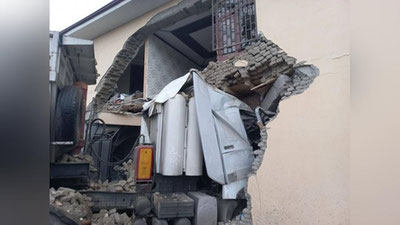 Изрображение 'В Фергане грузовик протаранил жилой дом (фото)'