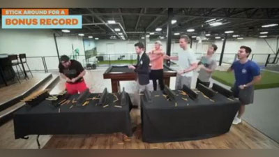 Изрображение 'Американец установил рекорд, сломав за минуту почти 100 карандашей (видео)'