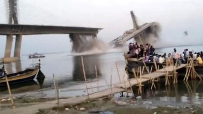 Изрображение 'В Индии во второй раз рухнул один и тот же недостроенный мост (видео)'