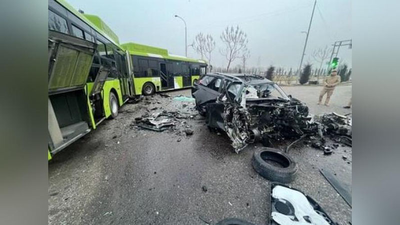 Изрображение 'Автомобиль Tracker на полной скорости врезался в автобус-"гармошку" в Ташкенте'