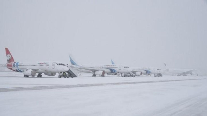 Изрображение 'Из-за снегопада в московских аэропортах задерживают и отменяют рейсы'