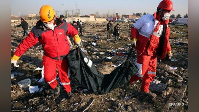 'Эрон қўмондони Амир Али Ҳожизода Boeing 737-800 самолётини уриб туширганини тан олди'ning rasmi