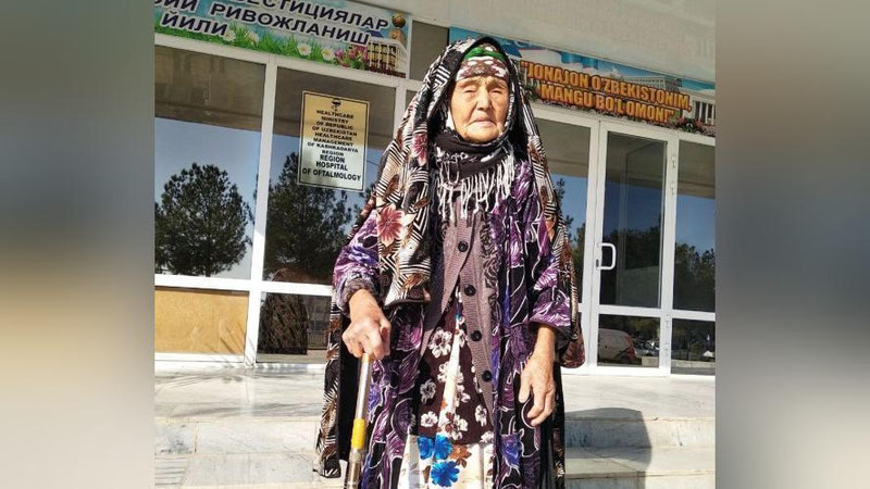 'Шифокорлар кўмаги билан 103 яшар момонинг кўзлари аниқ, равшан кўра бошлади'ning rasmi