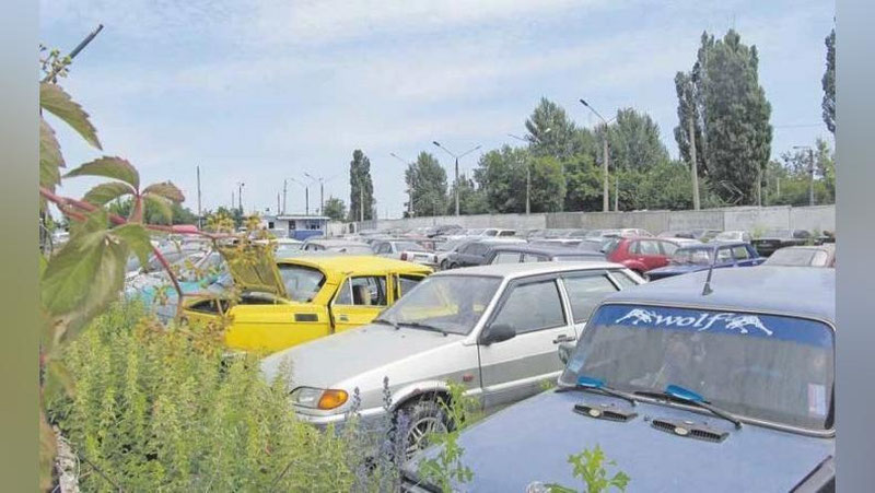 'Andijonda fuqaroning avtomashinasini jarima maydonchasidan chiqarib bermoqchi bo`lgan mansabdor ushlandi'ning rasmi