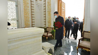 'Ishdan olingani taxmin qilingan Samarqand hokimi ta`tildan qaytdi. U ishini Islom Karimov qabrini ziyorat qilishdan boshladi'ning rasmi