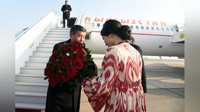 Изрображение 'ФОТО: ПРЕЗИДЕНТА КЫРГЫЗСТАНА ВСТРЕТИЛИ В ТАШКЕНТСКОМ АЭРОПОРТУ'