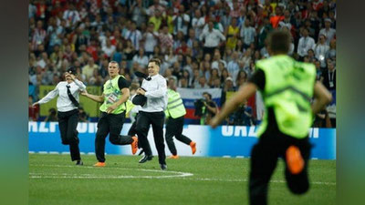 'Fransiya-Xorvatiya matchida muxlislar maydonga yugurib tushishdi (Video)'ning rasmi