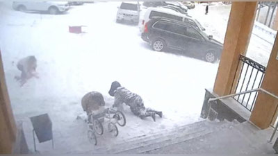 'Бир ярим ёшли қизча онасини “қор кўчкиси”дан қутқарди (Видео)'ning rasmi