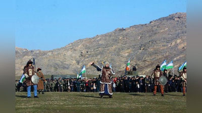 'Harbiylar Jaloliddin Manguberdining chingiziylarga qarshi jangini ochiq osmon ostida sahnalashtirdi (foto)'ning rasmi