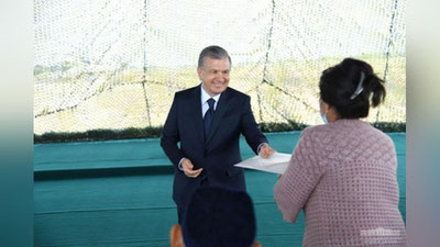 Изрображение 'Жителям Мирзаабада также вручены банковские карты и сертификаты'