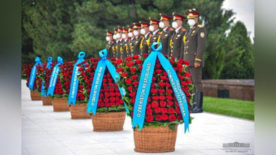 Изрображение 'Президент возложил цветы к подножию Монумента независимости и гуманизма'