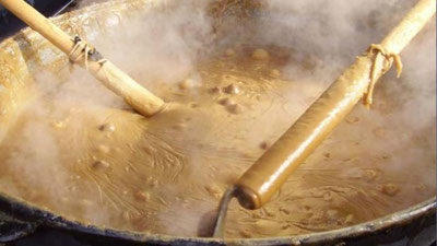 'Тожикистонда 4 ёшли болакай қайнаб турган сумалак қозонига тушиб кетиб, ҳалок бўлди'ning rasmi