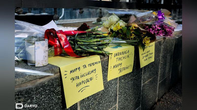 '«Украина, бардам бўл». Тошкентдаги Украина элчихонасига гуллар ва ҳамдардлик ёзувлари қолдириб кетилмоқда (фото)'ning rasmi