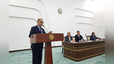 'Senator yosh tadbirkorning imtiyozli kredit olishiga yordam berdi'ning rasmi