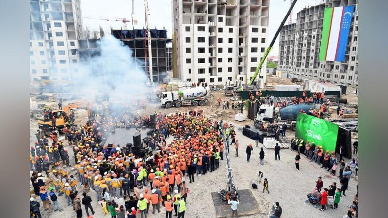 'Sobiq hokimdan tortib, kranchi qizgacha... Toshkentdagi turar-joy majmuasida "Konstitusiya – o`zimizniki" mavzusida targ`ibot tadbiri bo`lib o`tdi'ning rasmi