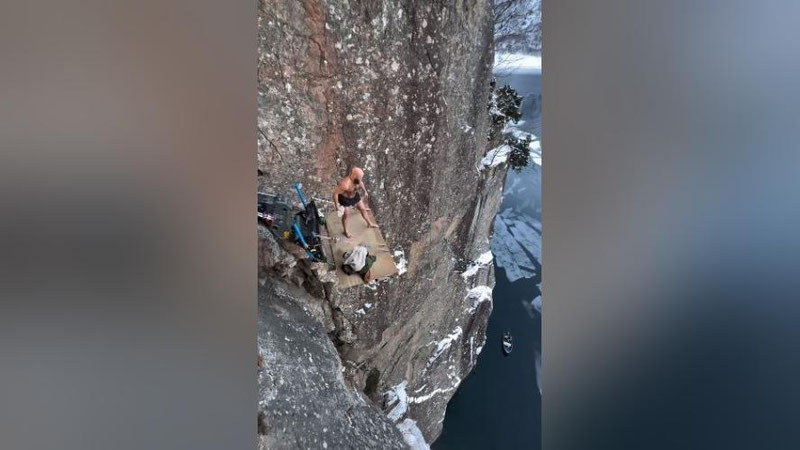 Изрображение 'Норвежец совершил «прыжок смерти» в ледяную воду с высоты 40,5 метров (видео)'