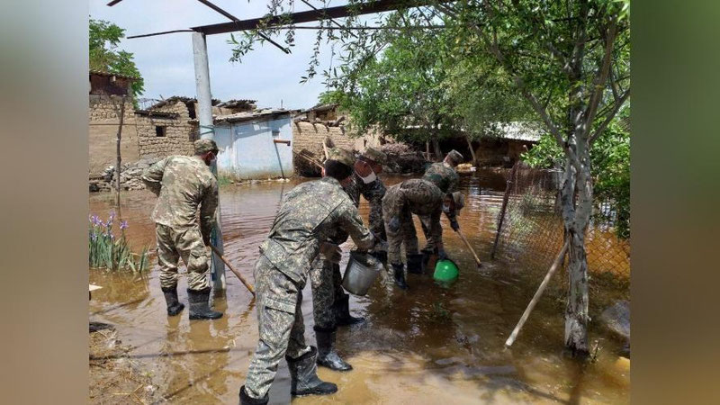 'Shimoli-g`arbiy harbiy okrug harbiylari sirdaryoliklarga yordam berishni boshladi (Foto)'ning rasmi