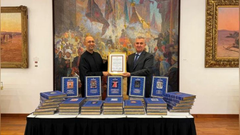 Изрображение 'В дар музею в Малайзии переданы 50 томов «Культурное наследие Узбекистана в собраниях мира»'