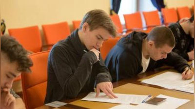 'Қашқадарёда Хорижий тил олимпиадасида ҳаммадан юқори балл олган ўқувчига 4-ўрин берилди'ning rasmi