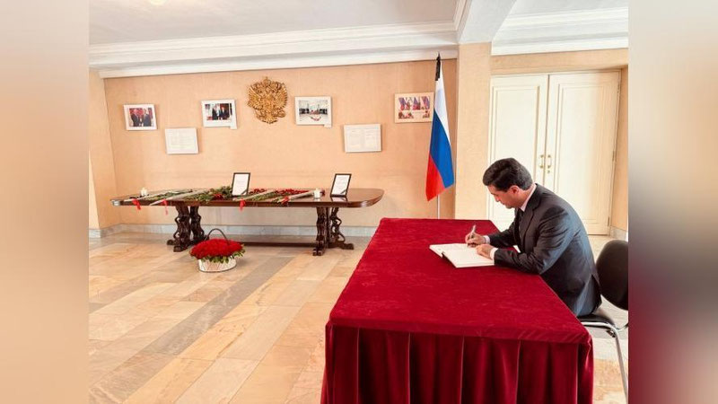 Изрображение 'Глава МИД Узбекистана оставил запись в Книге соболезнований в посольстве России в Ташкенте'