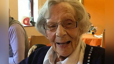 '104 yoshli kampir o`zini hibsga olishlarini so`radi 'ning rasmi